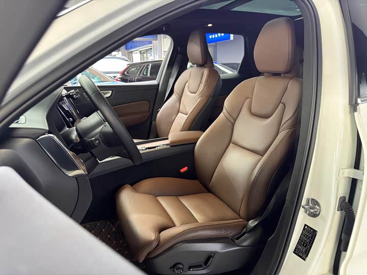 Фото 10 - Volvo XC60