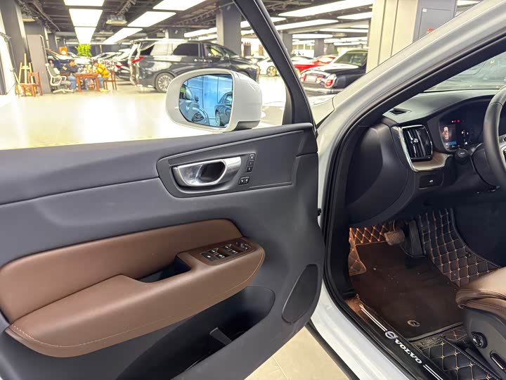 Фото 8 - Volvo XC60