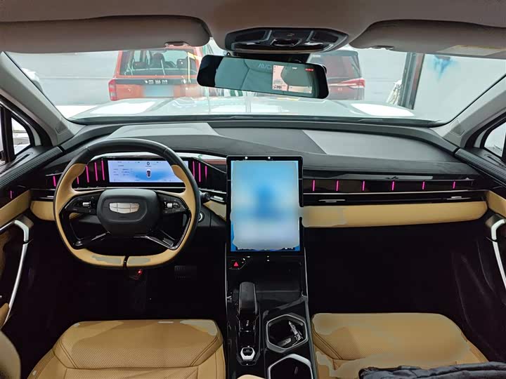 Фото 12 - Geely Atlas L