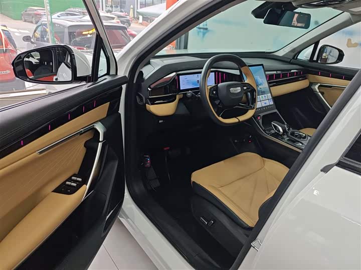 Фото 13 - Geely Atlas L