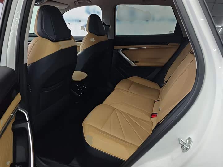 Фото 14 - Geely Atlas L