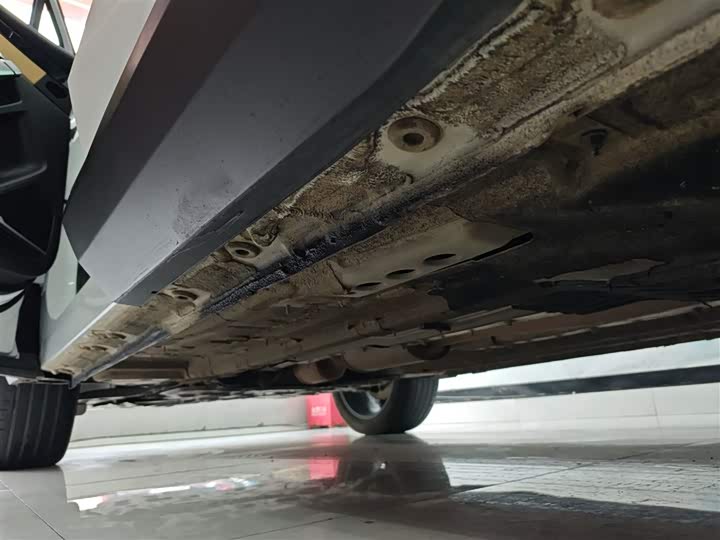 Фото 18 - Geely Atlas L