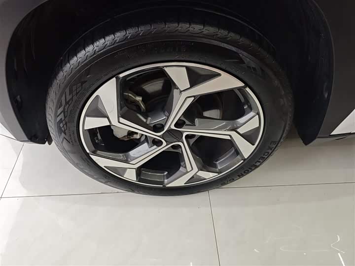 Фото 25 - Geely Atlas L