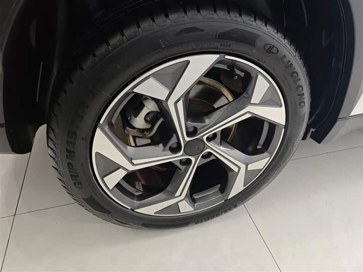 Фото 26 - Geely Atlas L