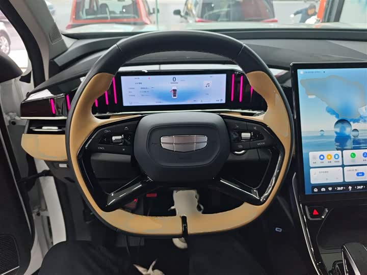 Фото 3 - Geely Atlas L