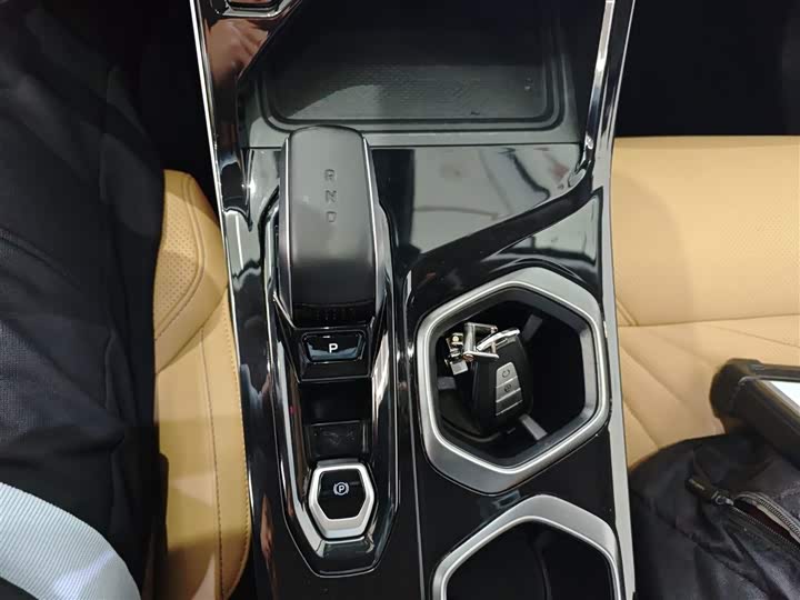 Фото 6 - Geely Atlas L