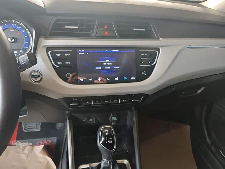 Фото 13 - Geely Vision X3