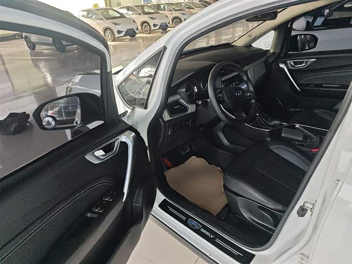 Фото 16 - Geely Vision X3