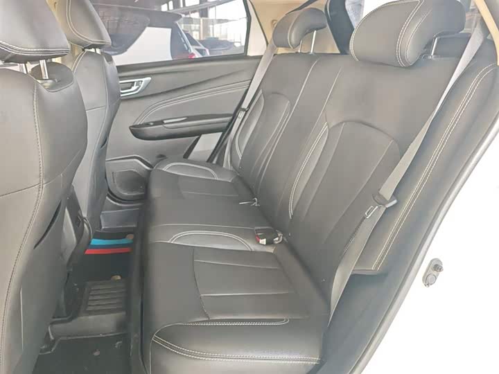 Фото 17 - Geely Vision X3