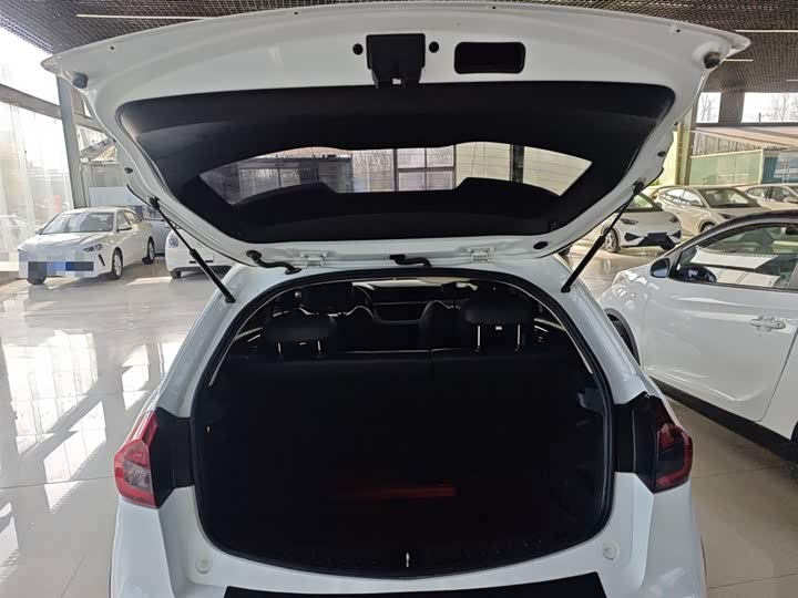 Фото 19 - Geely Vision X3