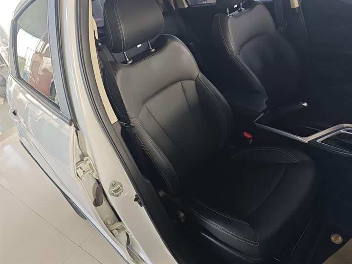 Фото 25 - Geely Vision X3