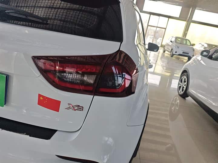 Фото 8 - Geely Vision X3