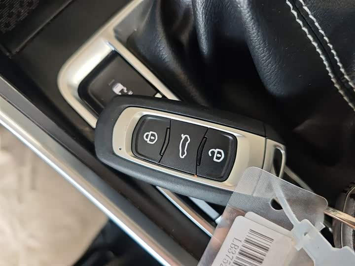 Фото 9 - Geely Vision X3