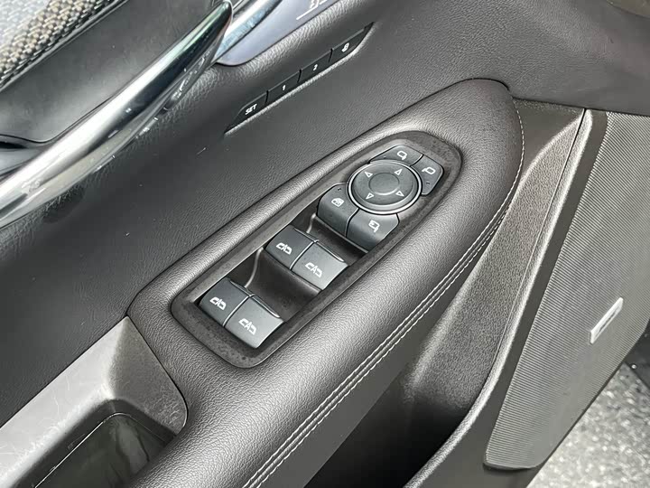 Фото 32 - Cadillac XT5