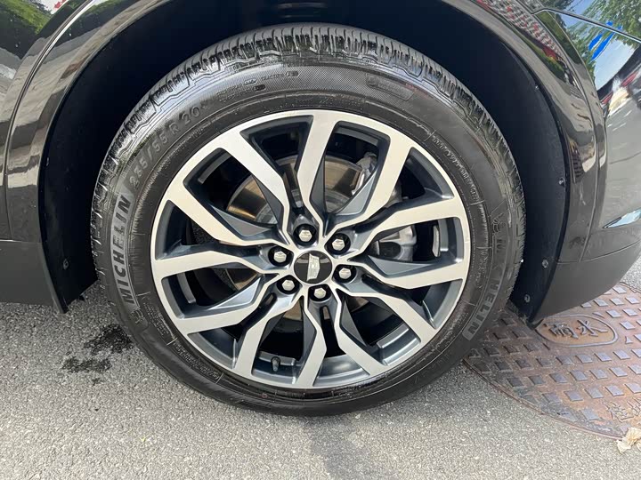 Фото 36 - Cadillac XT5