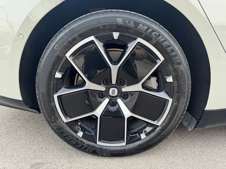 Фото 14 - Xiaomi SU7