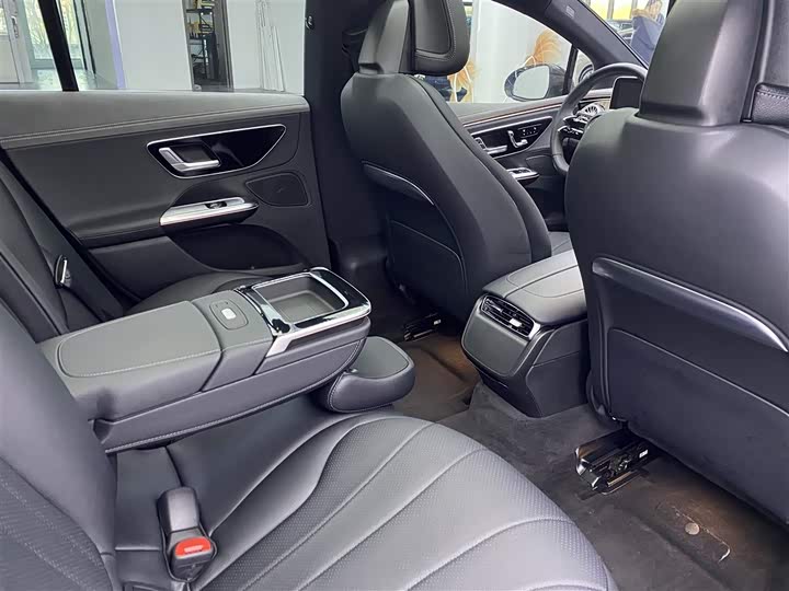 Фото 11 - Mercedes-Benz EQE