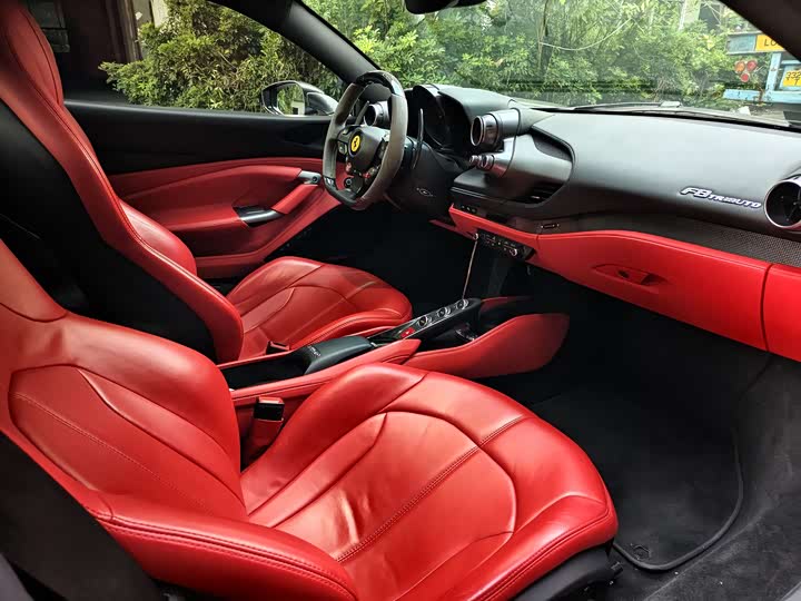 Фото 9 - Ferrari F8