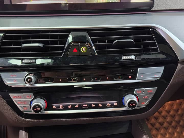 Фото 22 - BMW 5 Series