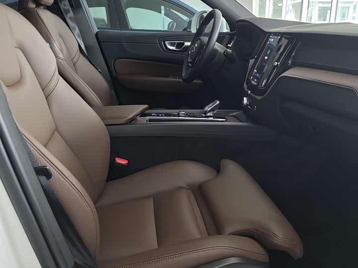 Фото 11 - Volvo XC60 Hybrid