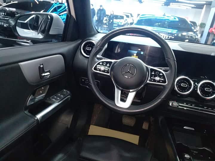 Фото 11 - Mercedes-Benz GLB-Class