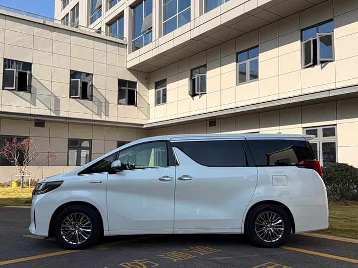 Фото 2 - Toyota Alphard