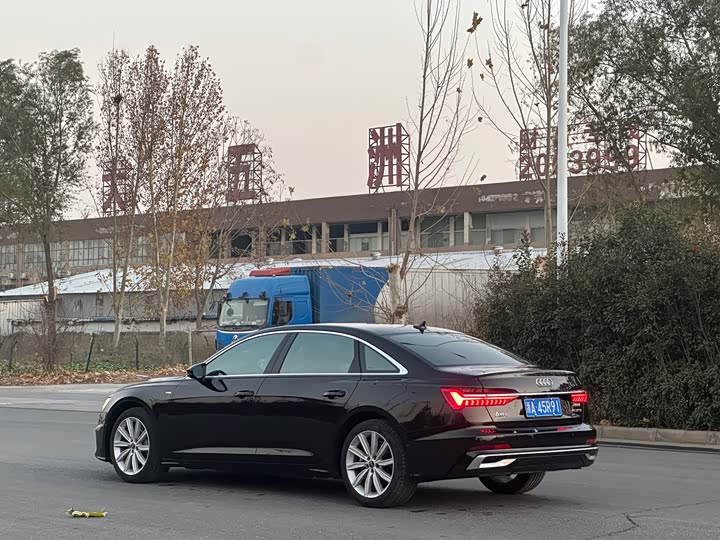 Фото 4 - Audi A6L