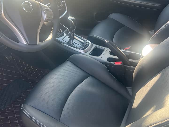 Фото 10 - Nissan Tiida