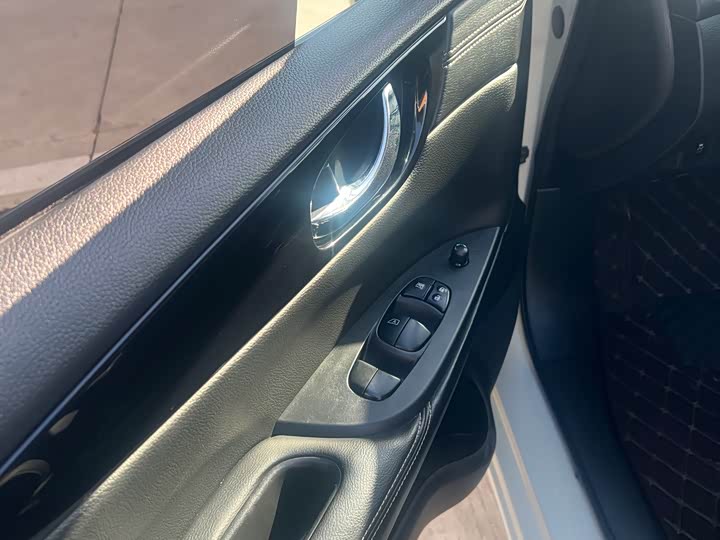 Фото 8 - Nissan Tiida