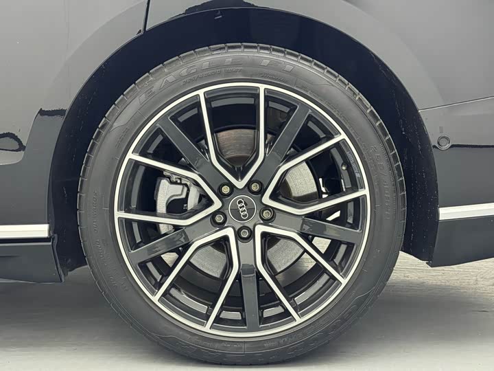 Фото 16 - Audi A8