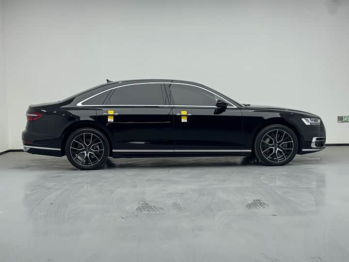 Фото 19 - Audi A8