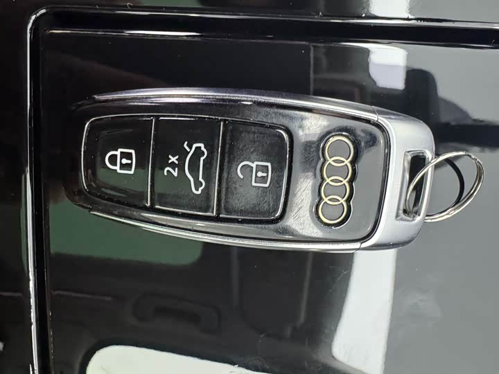 Фото 9 - Audi A8