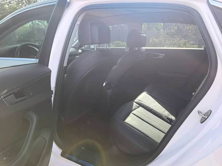 Фото 6 - Audi A4L