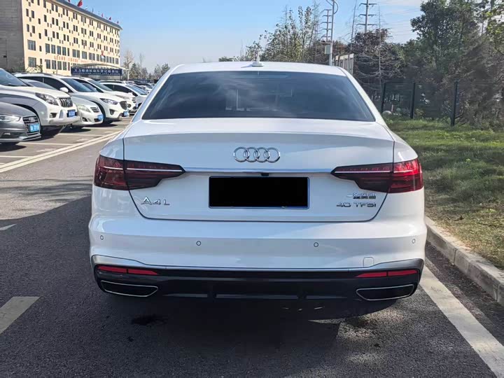 Фото 8 - Audi A4L