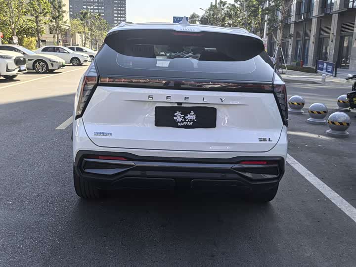 Фото 10 - Geely Atlas L