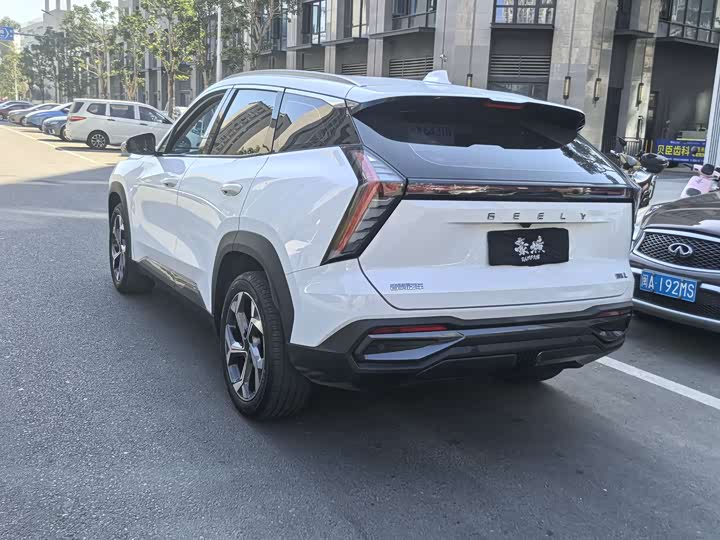 Фото 11 - Geely Atlas L