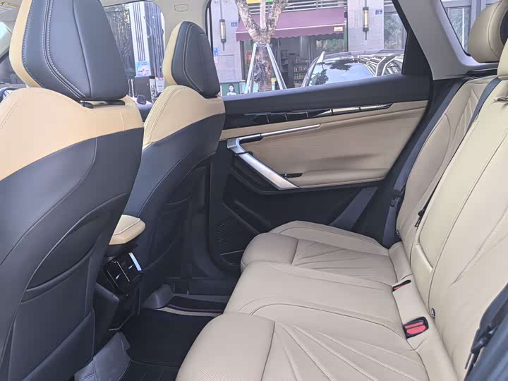 Фото 8 - Geely Atlas L