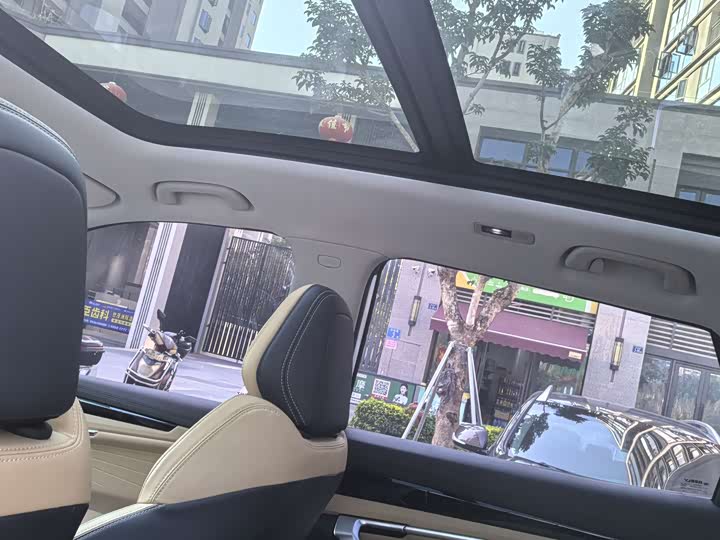 Фото 9 - Geely Atlas L