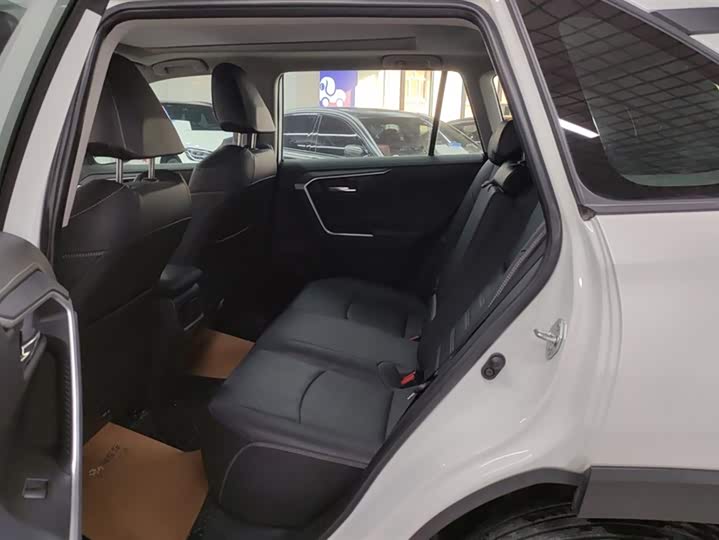 Фото 11 - Toyota RAV4