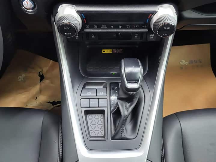 Фото 16 - Toyota RAV4