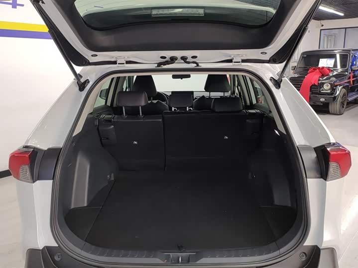 Фото 4 - Toyota RAV4