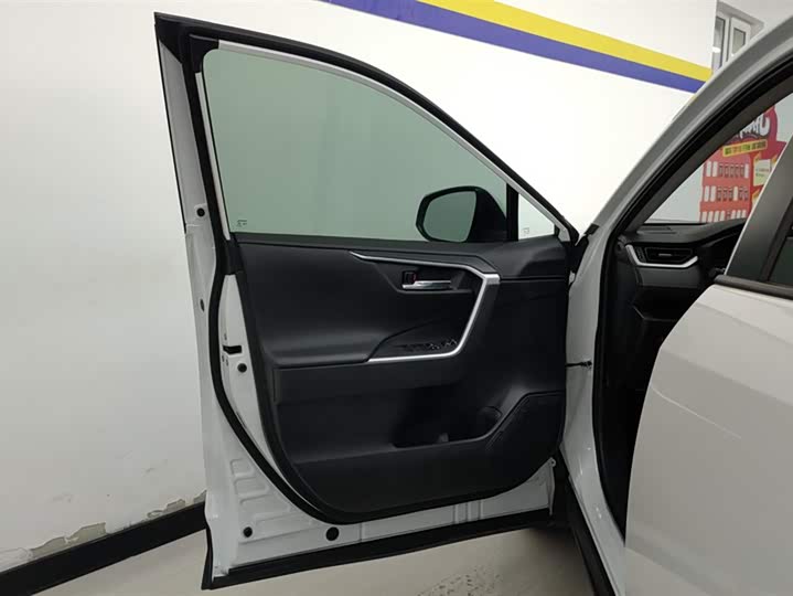 Фото 7 - Toyota RAV4