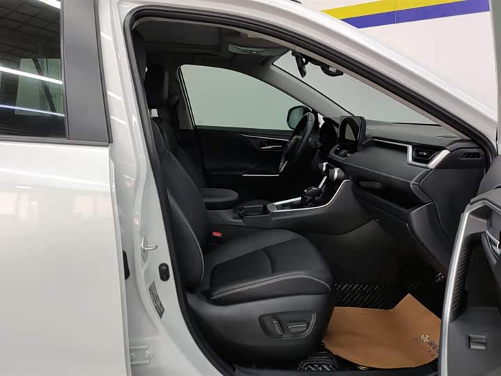 Фото 8 - Toyota RAV4