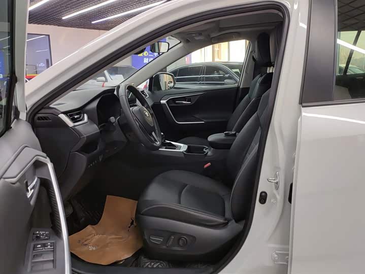 Фото 9 - Toyota RAV4