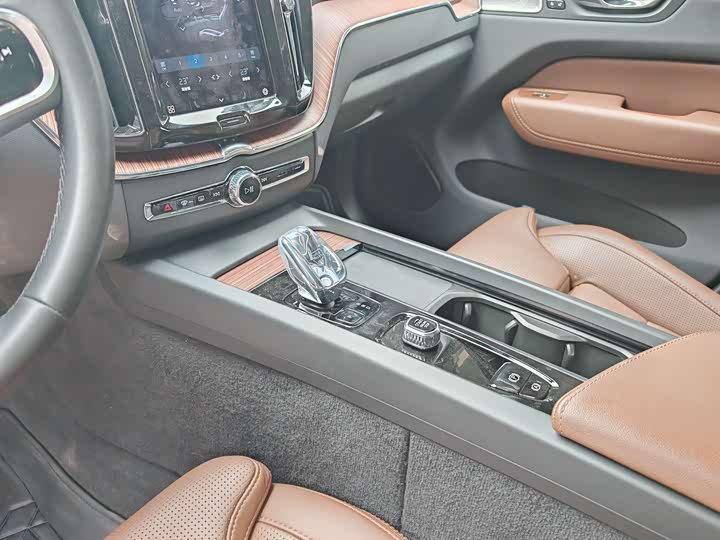 Фото 10 - Volvo XC60 Hybrid