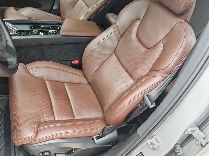 Фото 12 - Volvo XC60 Hybrid