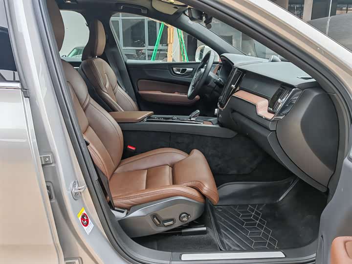 Фото 24 - Volvo XC60 Hybrid