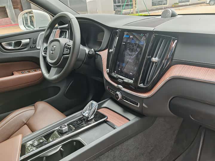 Фото 25 - Volvo XC60 Hybrid