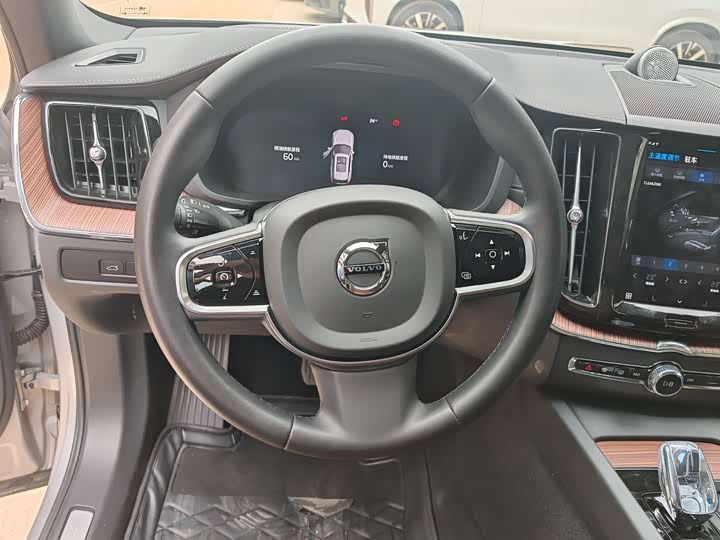 Фото 9 - Volvo XC60 Hybrid