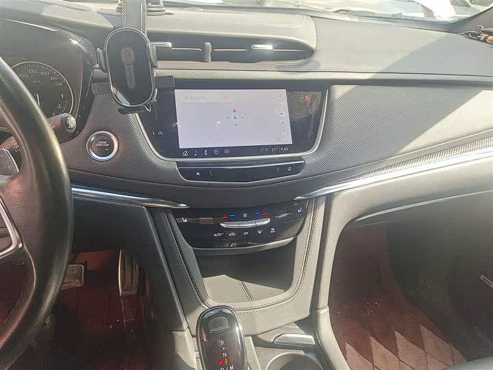 Фото 6 - Cadillac XT5